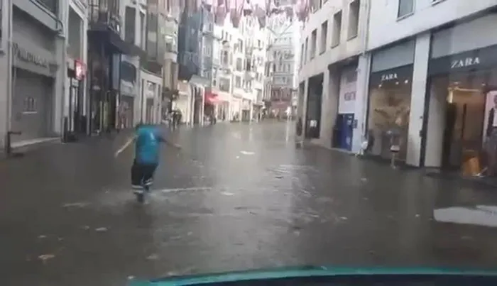 HAVA DURUMU | İstanbul'da beklenen sağanak başladı! İstiklal Caddesi ve Mısır Çarşısı göle döndü | İşte görüntüler - 3