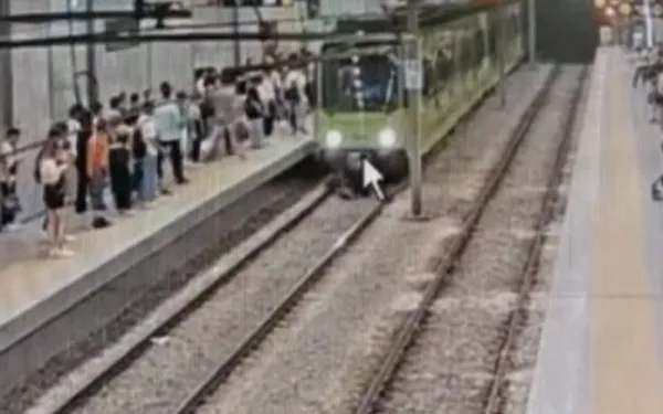 bursada-korku-dolu-anlar-metronun-onune-atladi-makinistin-dikkati-faciayi-onledi-1660483240157.jpg Bursa’da korku dolu anlar! Metronun önüne atladı makinistin dikkati faciayı önledi - 2