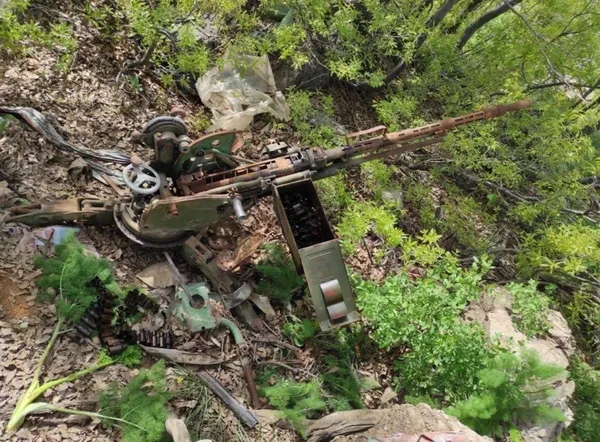 MSB açıkladı: Pençe-Yıldırım operasyonu bölgesinde silah ve mühimmat ele geçirildi - 1