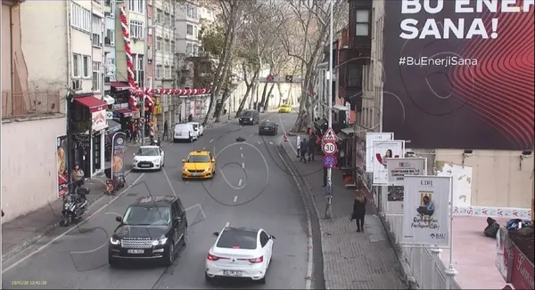 1612336260066.jpg Vicdansız sürücü kamerada! Frene bile basmadan kaçtı! - 5