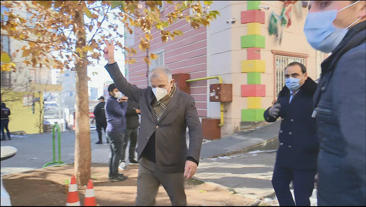 Evlat nöbetindeki ailelere zafer işareti yapan HDP'li vekil Erol Katırcıoğlu'na şok! Soruşturma başlatıldı