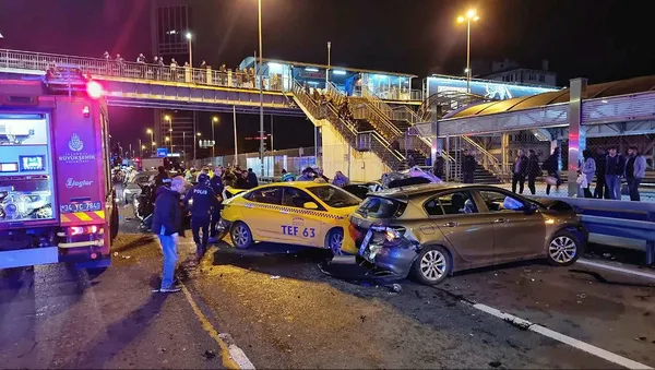 istanbulda-gece-yarisi-15-araclik-zincirleme-kaza-mecidiyekoyde-cok-sayida-yarali-var-1669157521291.jpg İstanbul'da gece yarısı 15 araçlık zincirleme kaza! Mecidiyeköy'de çok sayıda yaralı var - 1