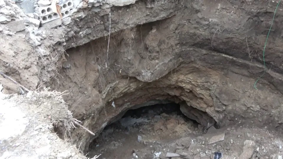 Teröristlerin kazdığı tünel üstlerine çöktü