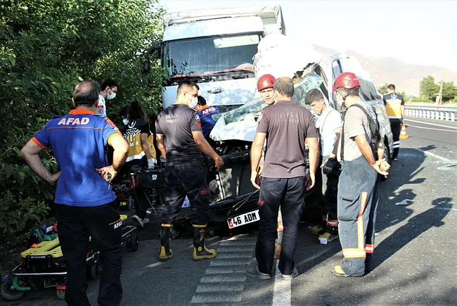 elazigda-dugun-yolunda-feci-kaza-3-olu-10-yarali-1624599408445.jpg Elazığ’da düğün yolunda feci kaza: 3 ölü, 10 yaralı - 3