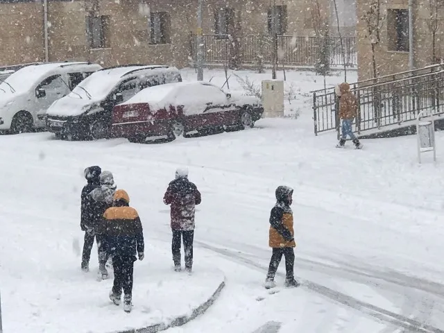 Yüz yüze eğitme kar engeli! Peki İstanbul, Ankara ve İzmir'de 19 Ocak 2022 Çarşamba günü okullar tatil mi? - 18