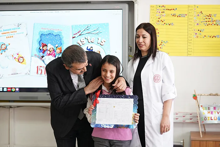 Bakan Yusuf Tekin CHP’nin ’Karnelerden Atatürk fotoğrafı kaldırıldı’ iddialası yalanladı