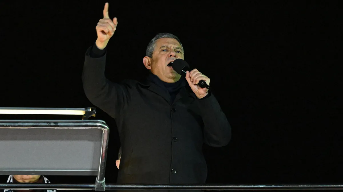 Özgür Özel'den skandal sözler! Yargıyı yine hedef aldı | Tepki yağdı: Kirli siyaset figürü