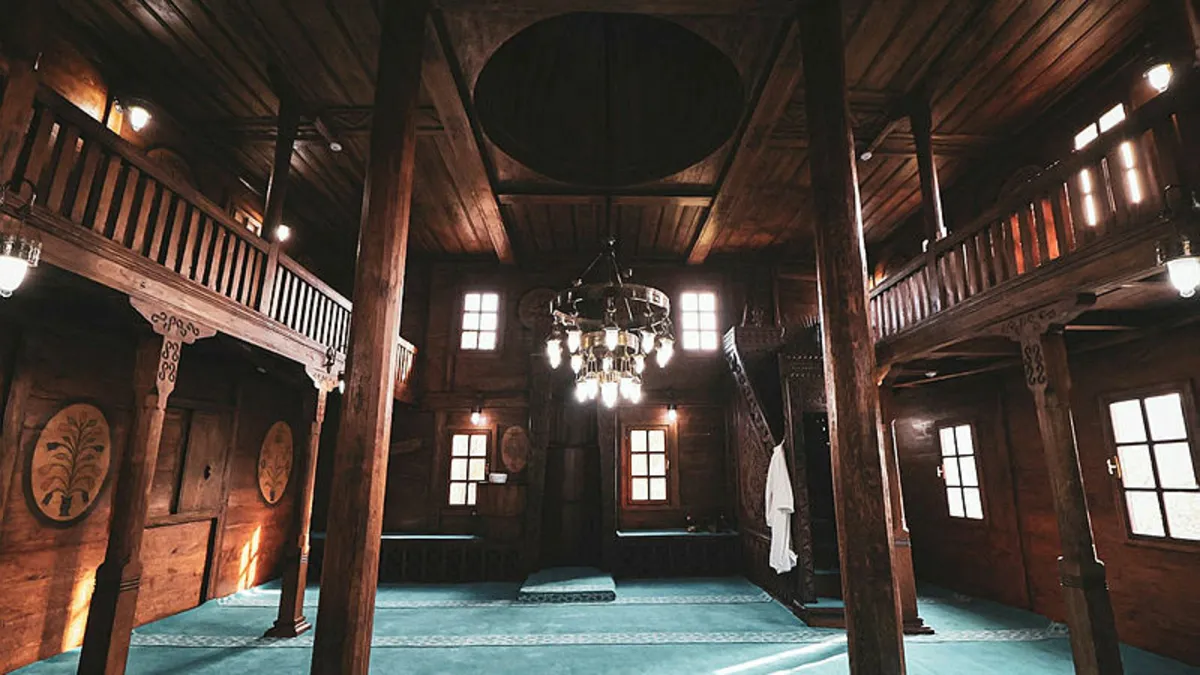 Rize'de restorasyonu tamamlanan tarihi cami yeniden ibadete açıldı
