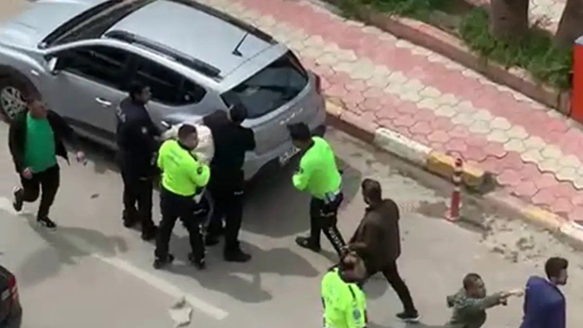 Hatay'da Ehliyetsiz araç kullanan kardeşine ceza yazan polis memurunu bıçaklayan şahıs tutuklandı