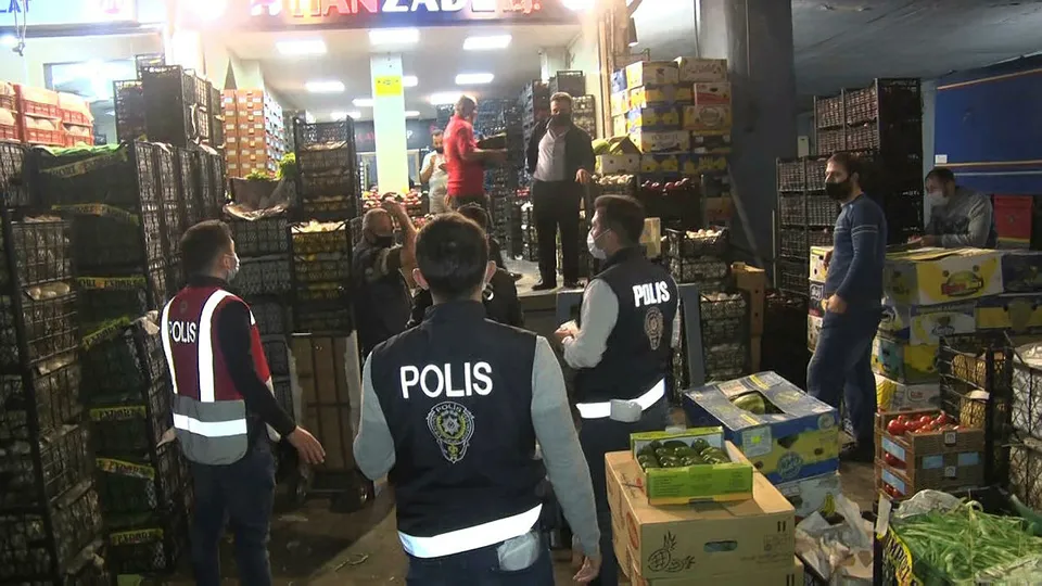 Bayrampaşa Sebze ve Meyve Hali'nde koronavirüs denetimi
