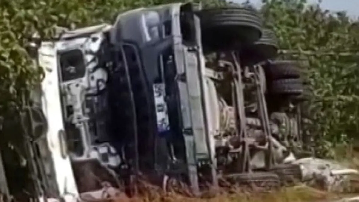 Sakarya'da beton mikseri yol kenarına devrildi: 1 kişi yaralandı