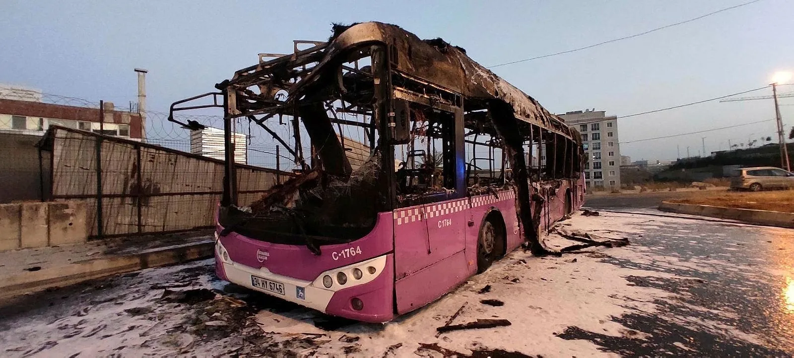 Son dakika: Başakşehir'de İETT otobüsü alev alev yandı