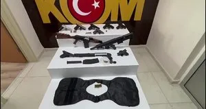 Adana’da çelik yelek ve silahlar ele geçirildi
