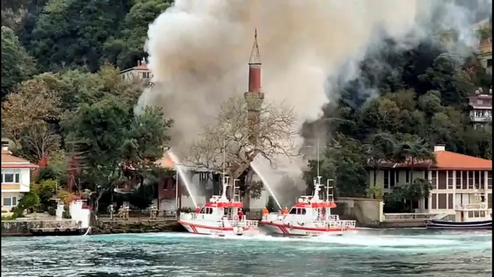 Üsküdar'da alevlere teslim olmuştu! İşte tarihi Vaniköy Camii’nin son hali böyle görüntülendi