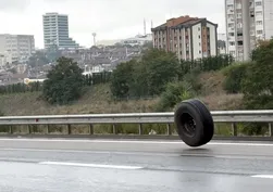 Kuzey Marmara Otoyolu'nda korku dolu anlar! Tırdan kopan lastik faciaya davetiye çıkardı