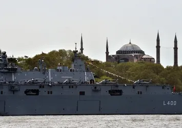 TCG Anadolu ve Ayasofya aynı karede buluştu! Görenler mest oldu