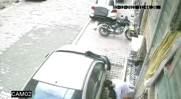 1638874564560.jpg Güvenlik kameralarını izleyince şoke oldular! Sokak ortasına tuvaletini yaptı - 2