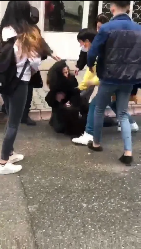 1616324819393.jpg Ümraniye'de genç kızların kavgası böyle görüntülendi! - 2