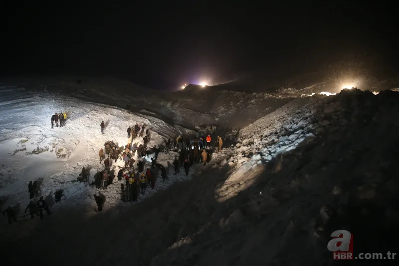 Son dakika: Van'da minibüsün üzerine çığ düştü! Olay yerinden ilk görüntüler... 5