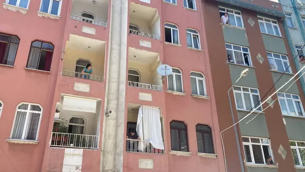 kagithanede-2-cocuk-annesinin-kahreden-olumu-cam-silerken-dustu-kocasinin-son-bakisi-bogazlari-dugumledi-kizin-1659966654216.jpg Kağıthane’de 2 çocuk annesinin kahreden ölümü! Cam silerken düştü, kocasının son bakışı boğazları düğümledi, kızının feryadı yürek yaktı - 7