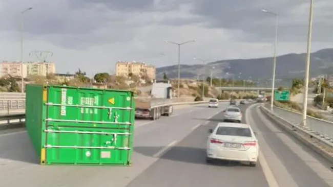 Hatay’da şiddetli fırtına! Konteynerler devrildi - 4