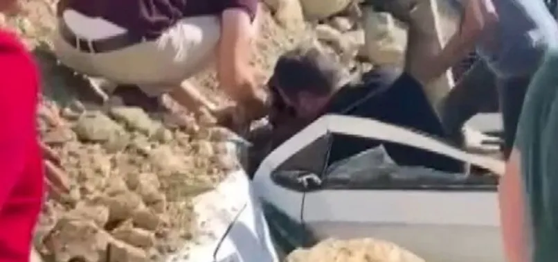 TEM'de kamyon aracın üzerine devrildi