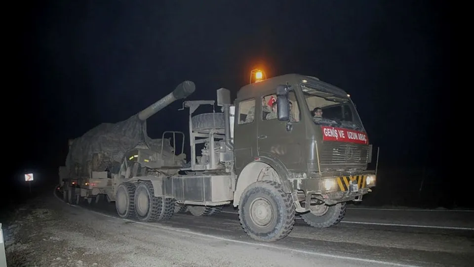 Suriye’ye sevk edilen topçu ve obüs bataryaları üzerinde dikkat çeken yazı