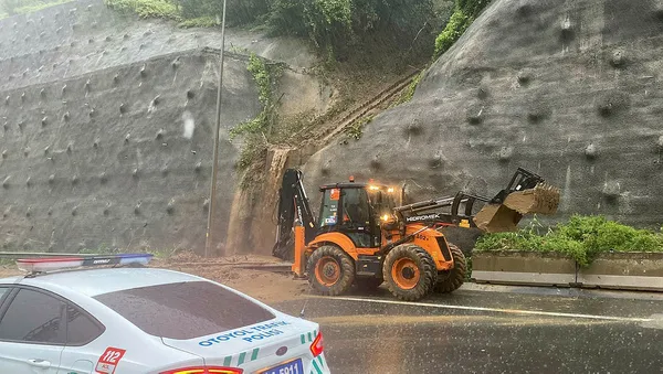 TEM Otoyolu’nda heyelan! Ankara - İstanbul yönü trafiğe kapandı | Ulaştırma Bakanı Abdulkadir Uraloğlu: Araçlar için önlem aldık