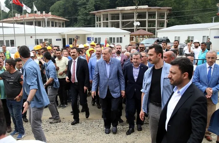 Erdoğan, RTEÜ Geliştirme Vakfı Güneysu Konakları inşaat sahasında incelemelerde bulundu