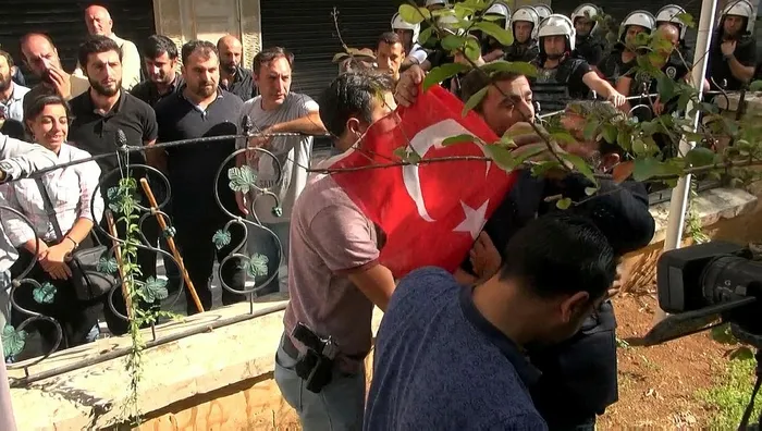 Nusaybin'de HDP'li vekillere Türk bayraklı tepki - 1