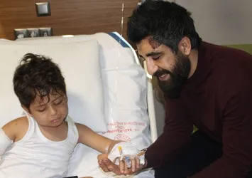 Enkazda ayrılan eller hastanede buluştu! 2 annenin evlatları için verdiği mücadele herkesi ağlattı