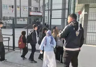 Polis okul önlerinde kuş uçurtmuyor