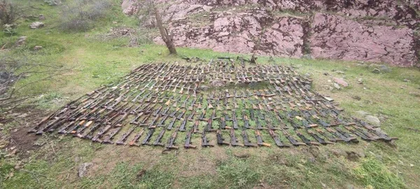Komandolar terör örgütü PKK'ya ait silahları ele geçirdi - 3