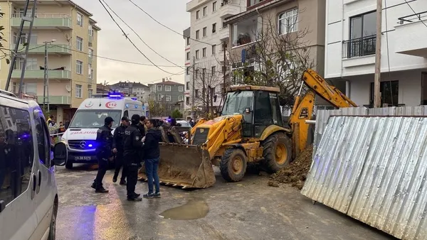 istanbulda-insaat-alaninda-gocuk-bir-isciyi-kurtarma-calismalari-suruyor-1670679347099.jpg İstanbul’da inşaat alanında göçük! İşçinin cansız bedeni çıkarıldı - 2