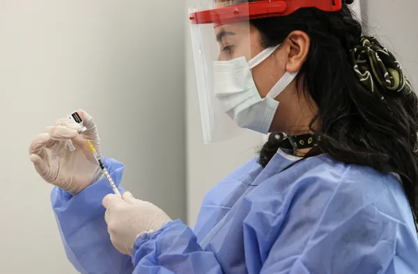 Aşı olanlar dikkat! ’Süper bulaştırıcı’ olarak virüs taşıyabilirsiniz