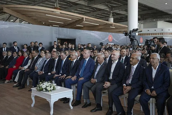 baskan-erdogandan-chpye-paris-elestirisi-kasada-para-yok-diyenler-pariste-musriflik-yapiyor-1723305942134.jpeg Başkanı Erdoğan, Çukurova Uluslararası Havalimanı'nın açılışında konuştu