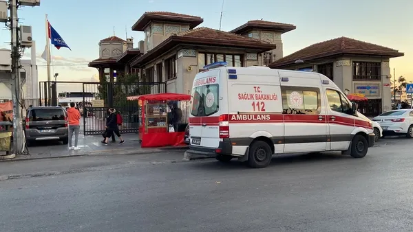 besiktasta-vapurdan-denize-atladi-halatlara-tutunarak-hayatta-kaldi-1632470508794.jpg Beşiktaş’ta vapurdan denize atladı! Halatlara tutunarak hayatta kaldı - 3