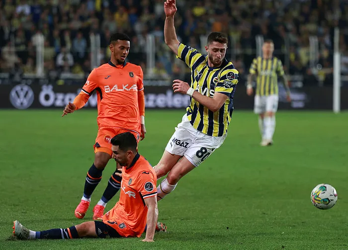 basaksehirde-ismail-yuksek-sakatlandi-1666471196450.jpg Fenerbahçe - Başakşehir maçında İsmail Yüksek sakatlandı - 1