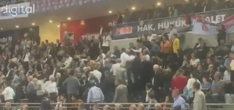 CHP'de alışılagelmiş görüntüler! CHP 38. Olağan Kurultayı'nda 'Değişimciler' ve 'Kemalciler' birbirine girdi