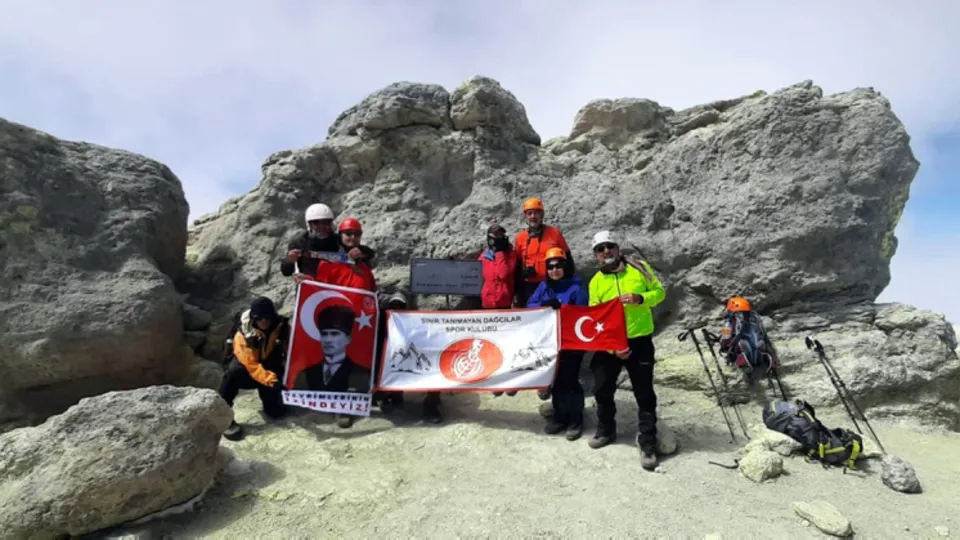 İran'ın en yüksek dağında Türk Bayrağı dalgalandı