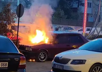 Hakkari'de park halindeki otomobil alevler içinde kaldı
