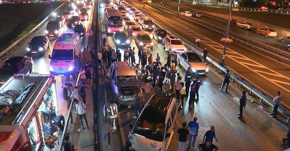 İstanbul Şirinevler'de korkunç kaza! 5 araç birbirine girdi: 1 ölü, 3 yaralı | Video