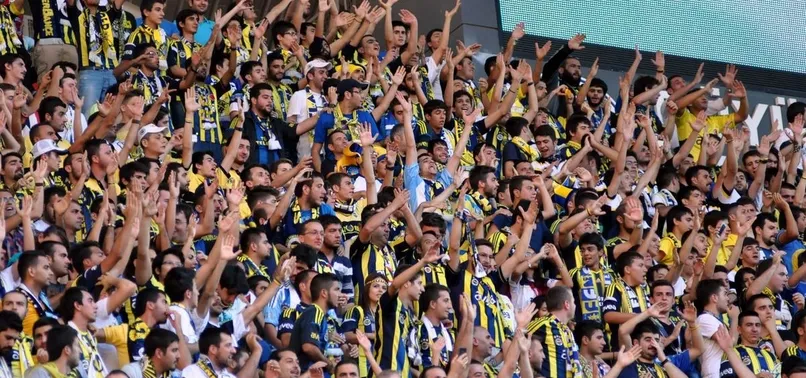 Fenerbahçe taraftarı, yönetimi Old Trafford'da istifaya davet etti