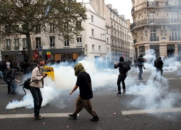 Fransa’da sokaklar savaş alanına döndü