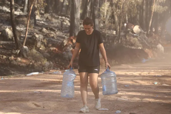 vatandaslar-yardima-kostu-fethiyede-dikkat-ceken-goruntuler-1627722134665.jpg Vatandaşlar yardıma koştu! Fethiye'de dikkat çeken görüntüler - 4