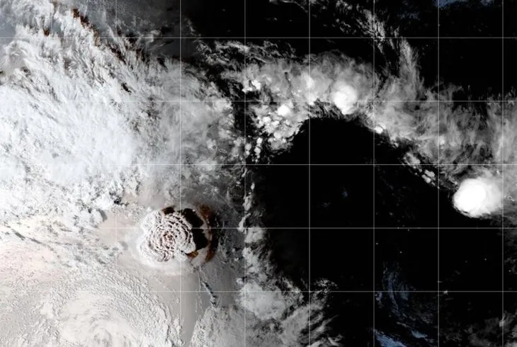 Keşif uçakları bölgeye gönderildi! Tonga’da meydana gelen volkan patlaması ve tsunami sonrası 100 bin kişiyle iletişim koptu