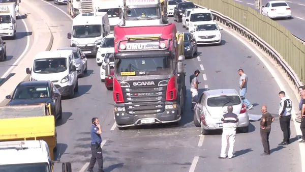 Son dakika: Şile Otoyolunda zincirleme trafik kazası! 2 hafriyat kamyonu ve otomobil çarpıştı - 1
