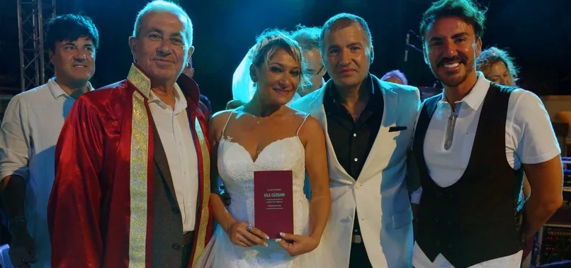 Şarkıcı Zeynep konser verdiği sahnede evlendi