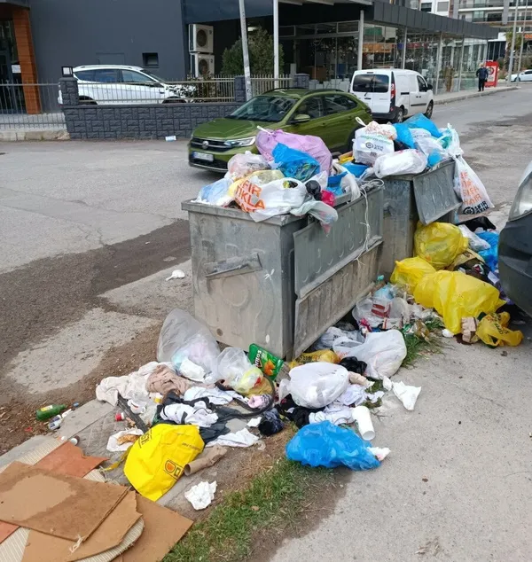 İzmir çöpten geçilmiyor! Çiğli’de çöpler konteynerlerden sokağa taştı
