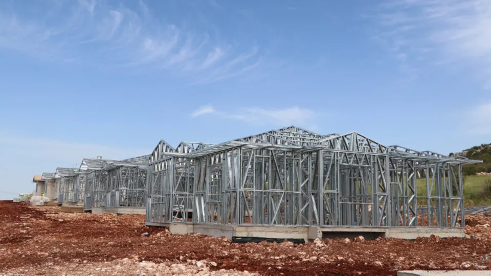 Gaziantep'te depremzedeler için çelik köy evleri yükseliyor